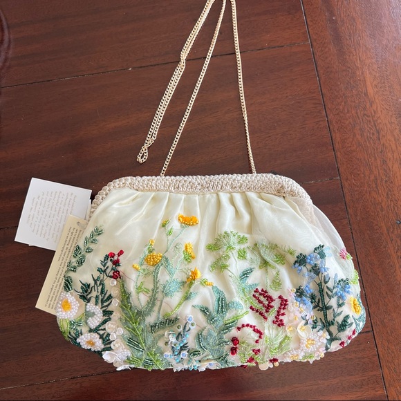 NWT VIRAL BEADED FLORAL CLUTCH - Picture 2 of 5